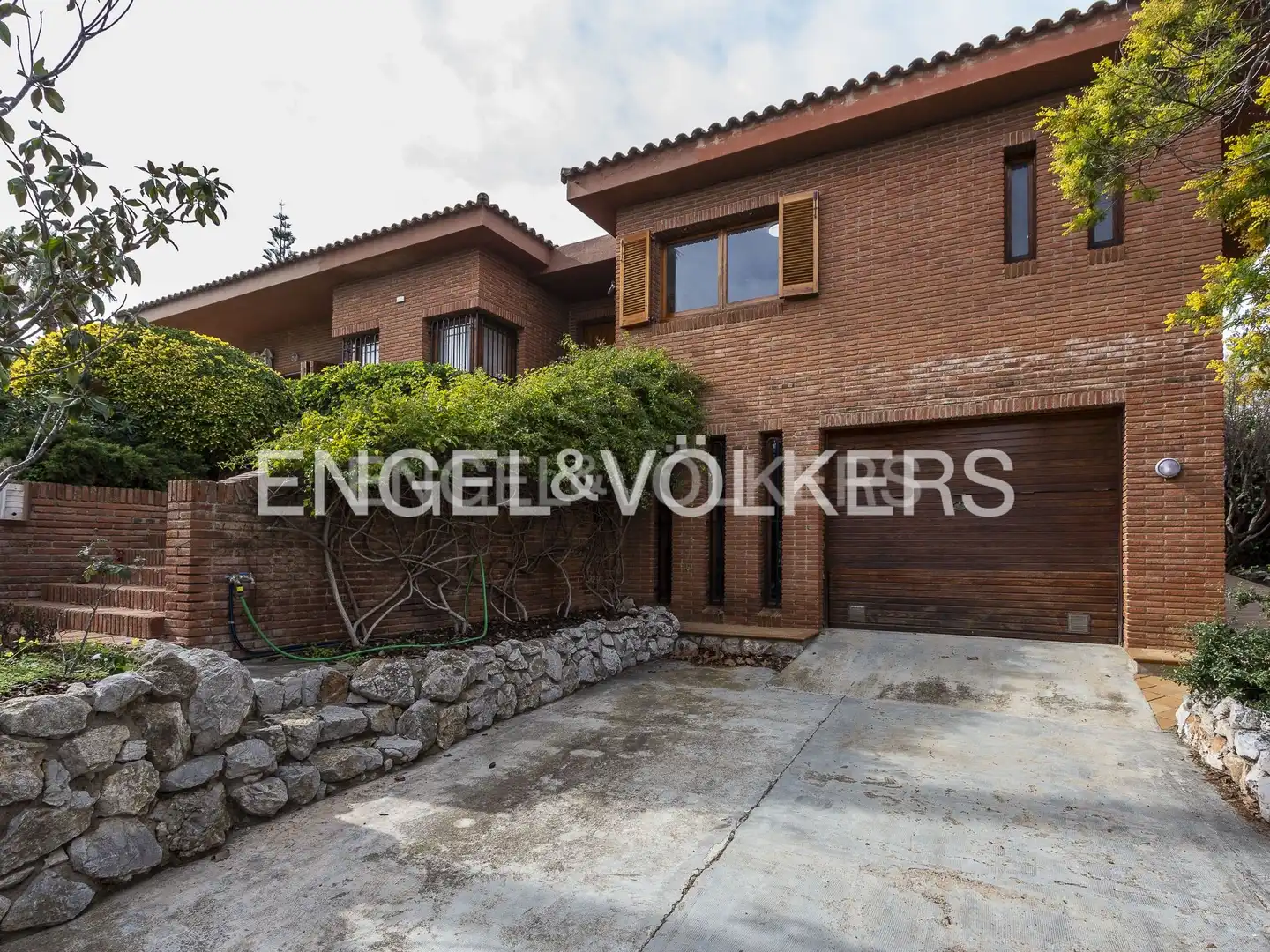 Vista exterior de Casa o xalet en venda en Vilanova i la Geltrú amb Calefacció, Jardí privat i Terrassa