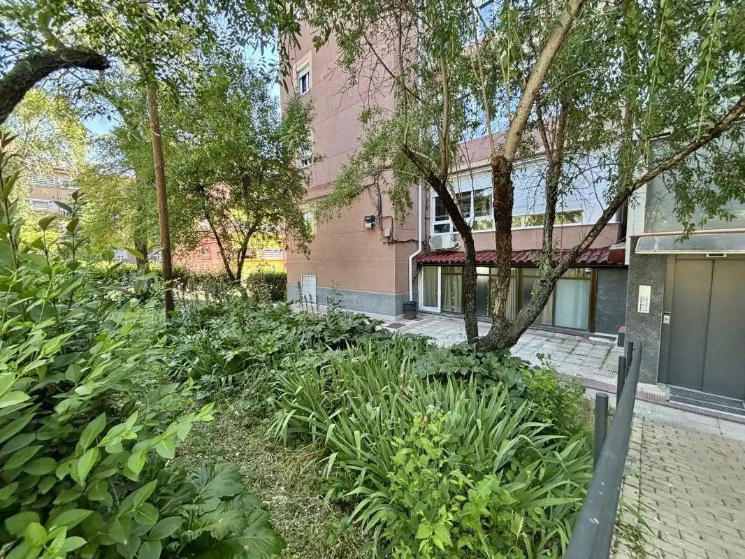 Vista exterior de Pis en venda en Madrid amb Calefacció, Terrassa i Balcó