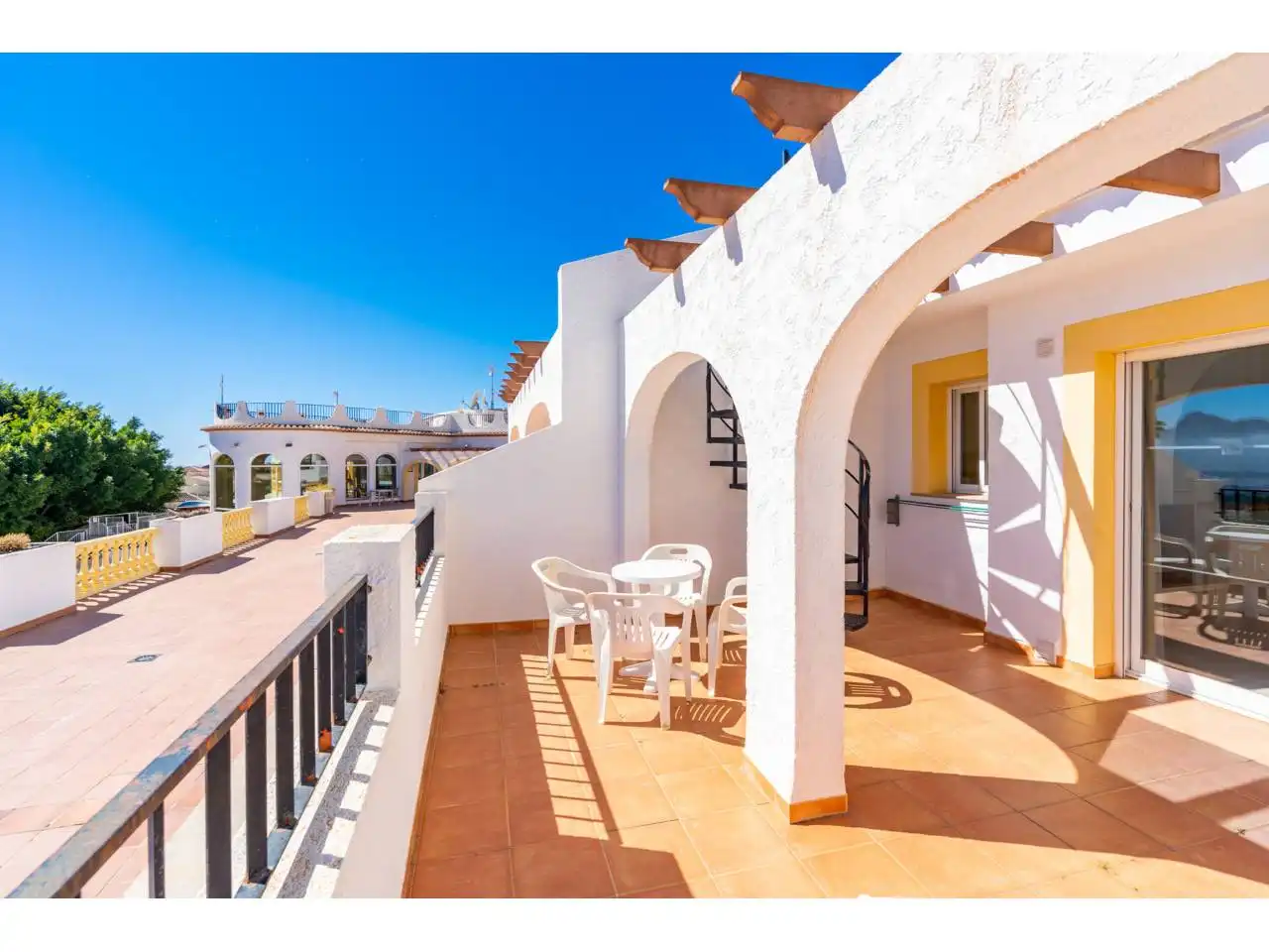 Terrasse von Einfamilien-Reihenhaus zum Verkauf in Calpe / Calp mit Klimaanlage, Terrasse und Möbliert