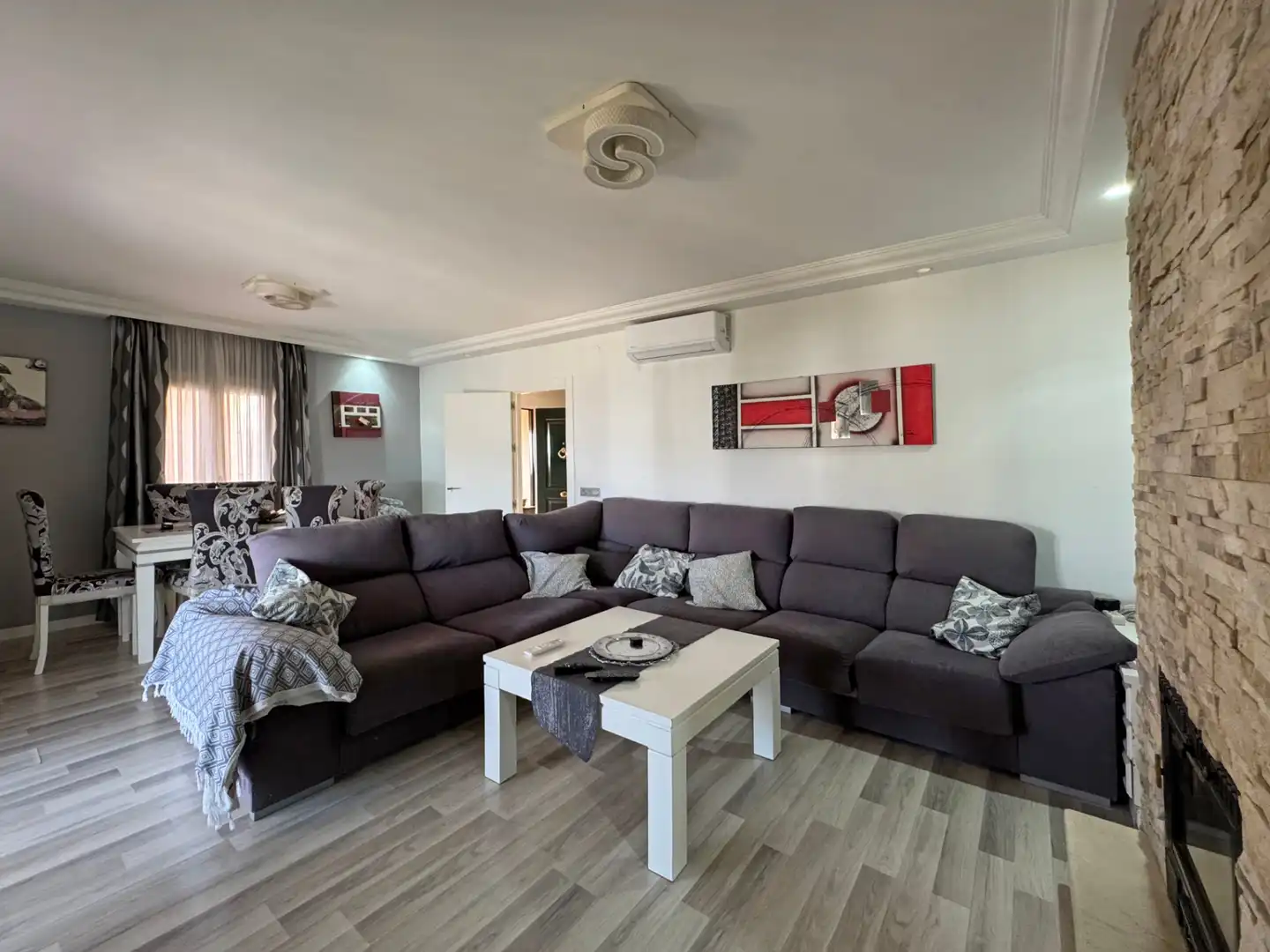 Sala d'estar de Casa adosada en venda en Alhaurín de la Torre amb Aire condicionat, Jardí privat i Parquet