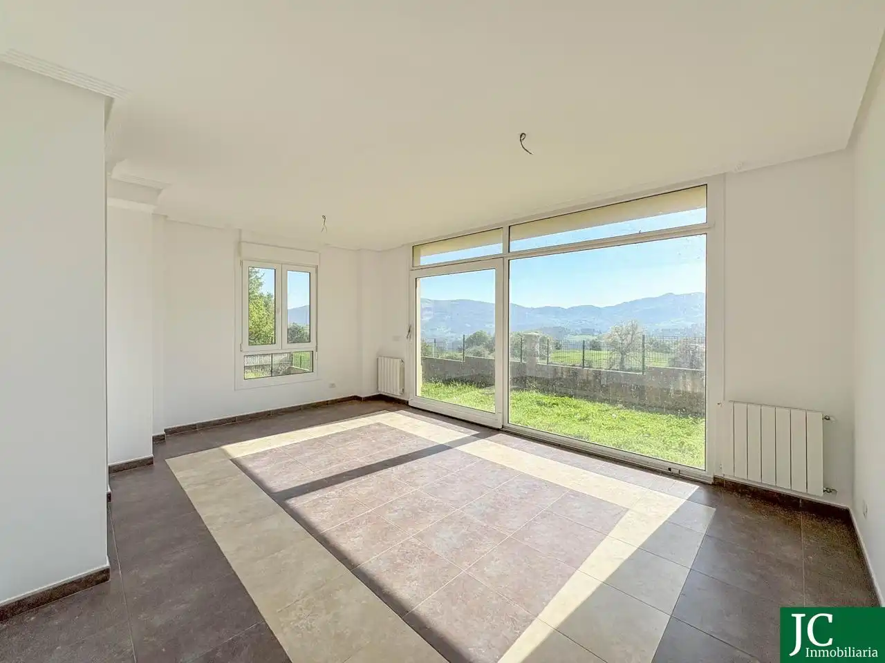 Sala d'estar de Casa adosada en venda en Ampuero amb Calefacció, Jardí privat i Terrassa