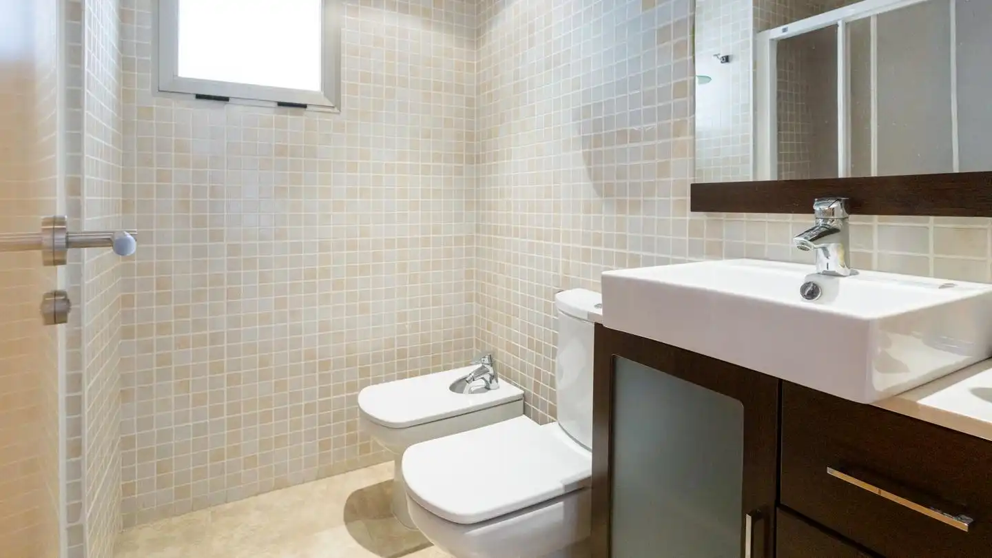 Badezimmer von Wohnung zum Verkauf in Santa Pola mit Klimaanlage, Terrasse und Schwimmbad