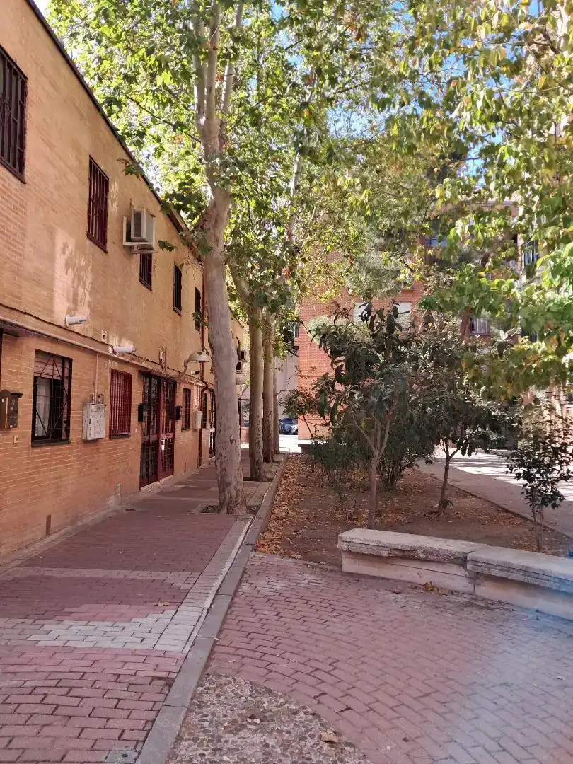 Vista exterior de Casa adosada en venta en Madrid con Jardín privado y Amueblado