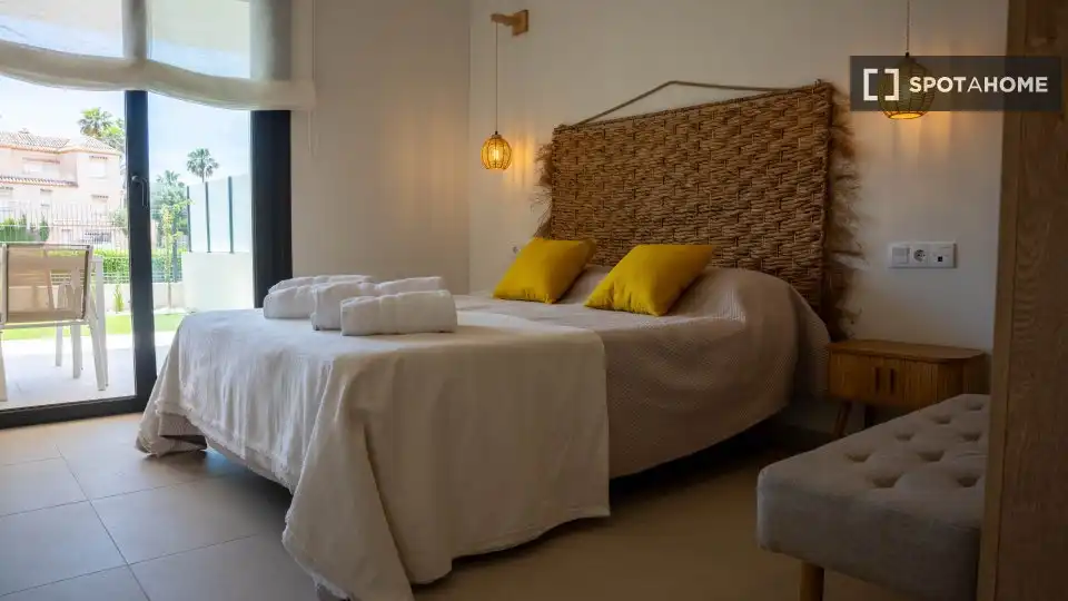 Schlafzimmer von Wohnungen zur untervermieten in Torrevieja mit Klimaanlage, Heizung und Terrasse