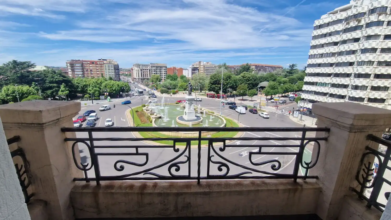 Vista exterior de Apartamento de alquiler en León Capital  con Calefacción y Terraza