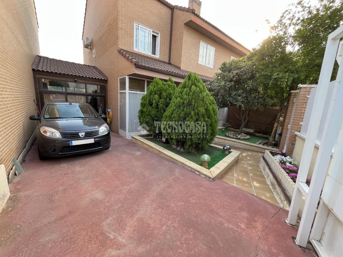 Vista exterior de Pis en venda en Loeches amb Calefacció, Jardí privat i Terrassa