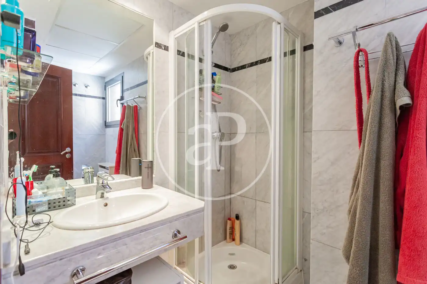 Baño de Casa adosada en venta en Madrid con Aire acondicionado, Calefacción y Jardín privado