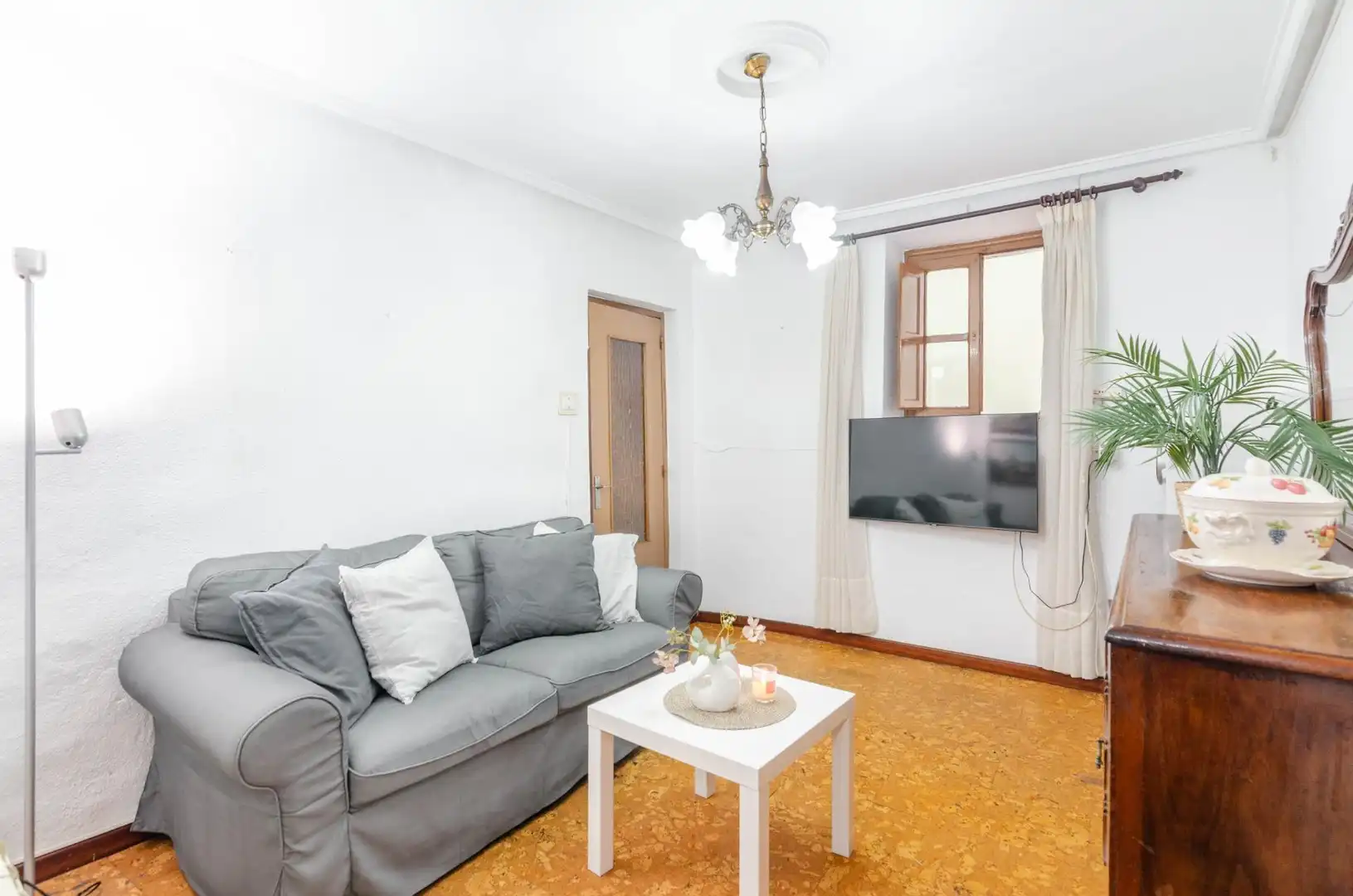 Sala d'estar de Casa o xalet en venda en Oviedo  amb Calefacció, Jardí privat i Terrassa