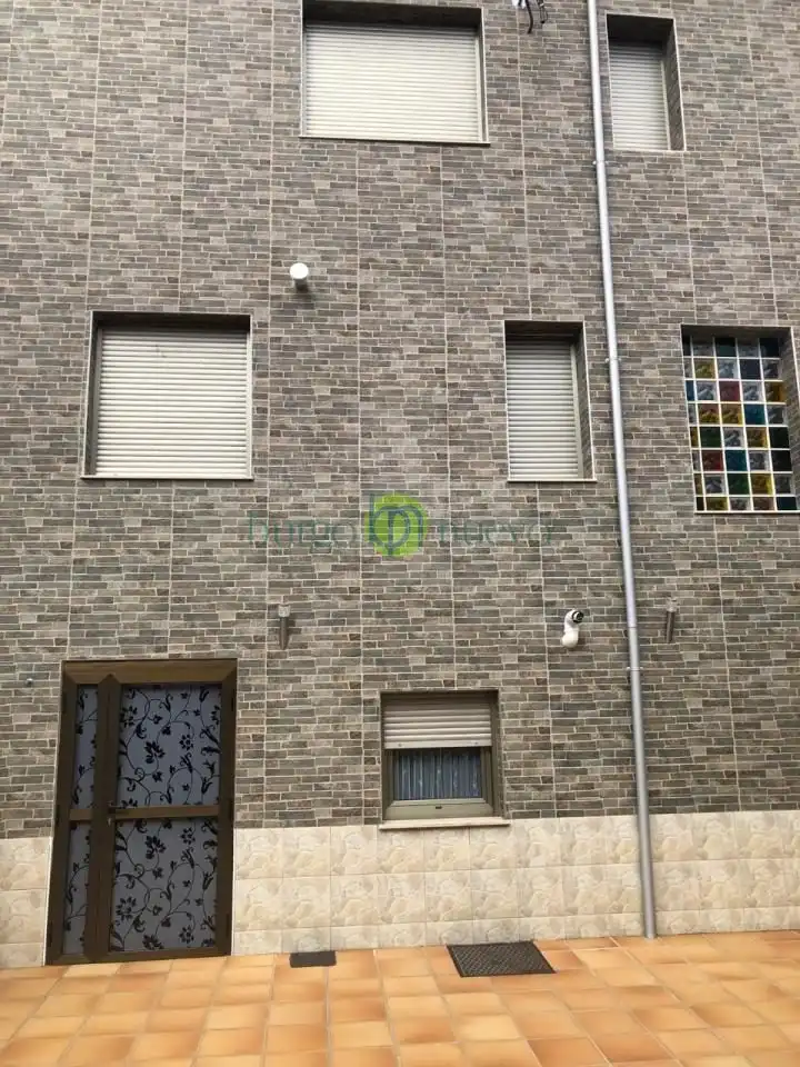 Vista exterior de Casa o xalet en venda en León Capital  amb Calefacció i Parquet