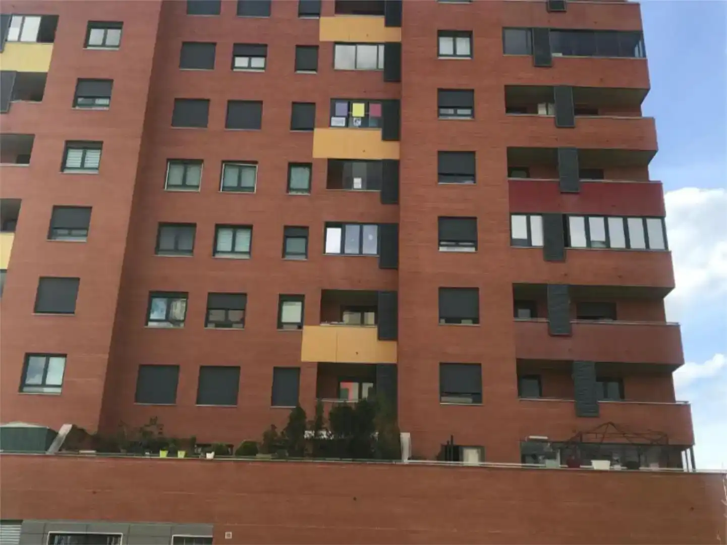 Vista exterior de Pis en venda en León Capital  amb Jardí privat, Parquet i Traster