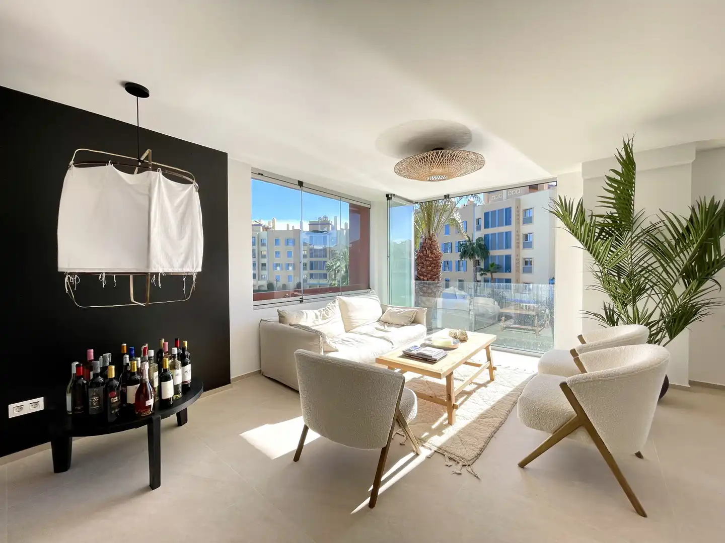 Sala de estar de Apartamento en venta en Sotogrande con Aire acondicionado, Piscina y Balcón