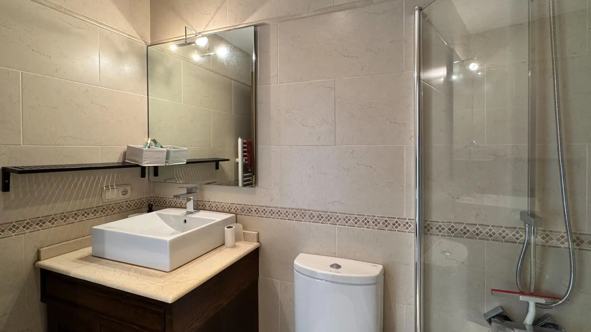 Badezimmer von Wohnung zum Verkauf in Puigcerdà mit Heizung, Parkett und Terrasse