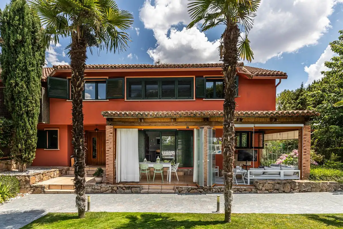 Außenansicht von Einfamilien-Reihenhaus zum Verkauf in Boadilla del Monte mit Klimaanlage, Heizung und Privatgarten
