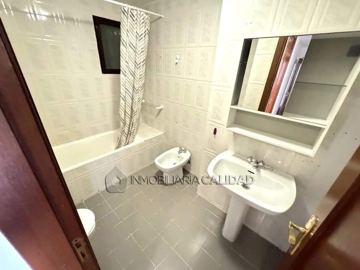 Baño de Piso de alquiler en Burgos con Calefacción, Trastero y Amueblado
