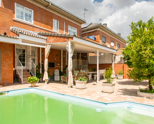 Swimming pool of Single-family semi-detached for sale in Parla  with Private garden, Terrace and Storage room