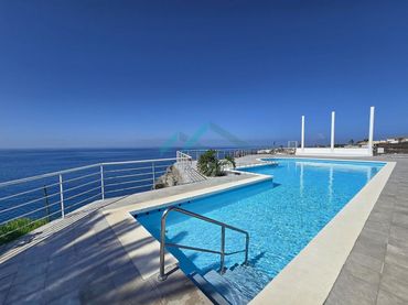 Àtic amb piscina en venda a Avenida la Gaviota 9