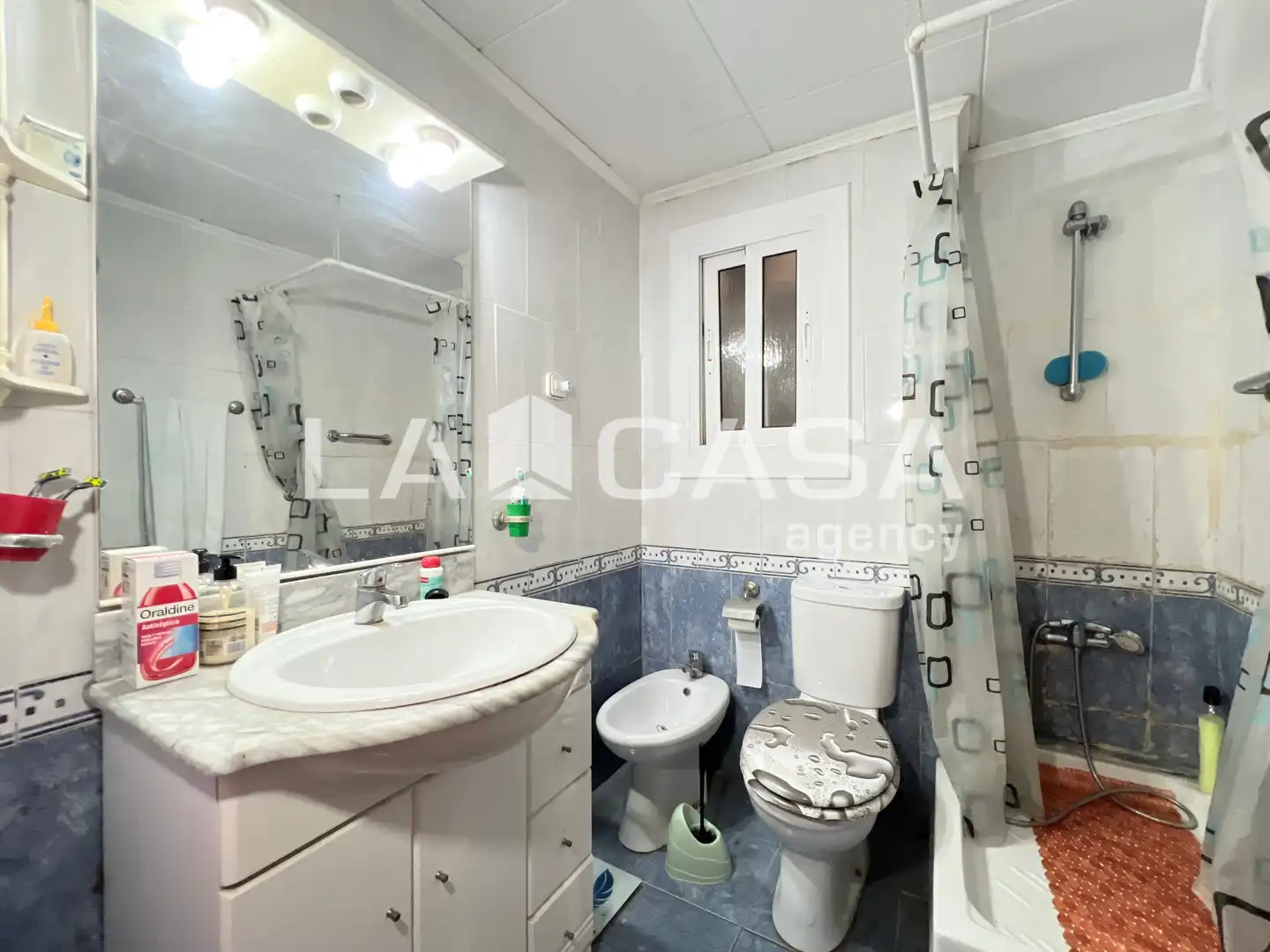 Badezimmer von Dachboden zum Verkauf in Badalona mit Balkon