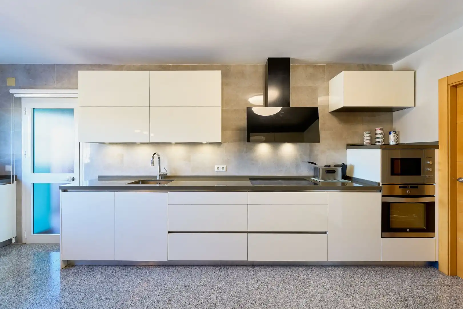 Cuina de Casa o xalet en venda en Málaga amb Aire condicionat, Calefacció i Jardí privat