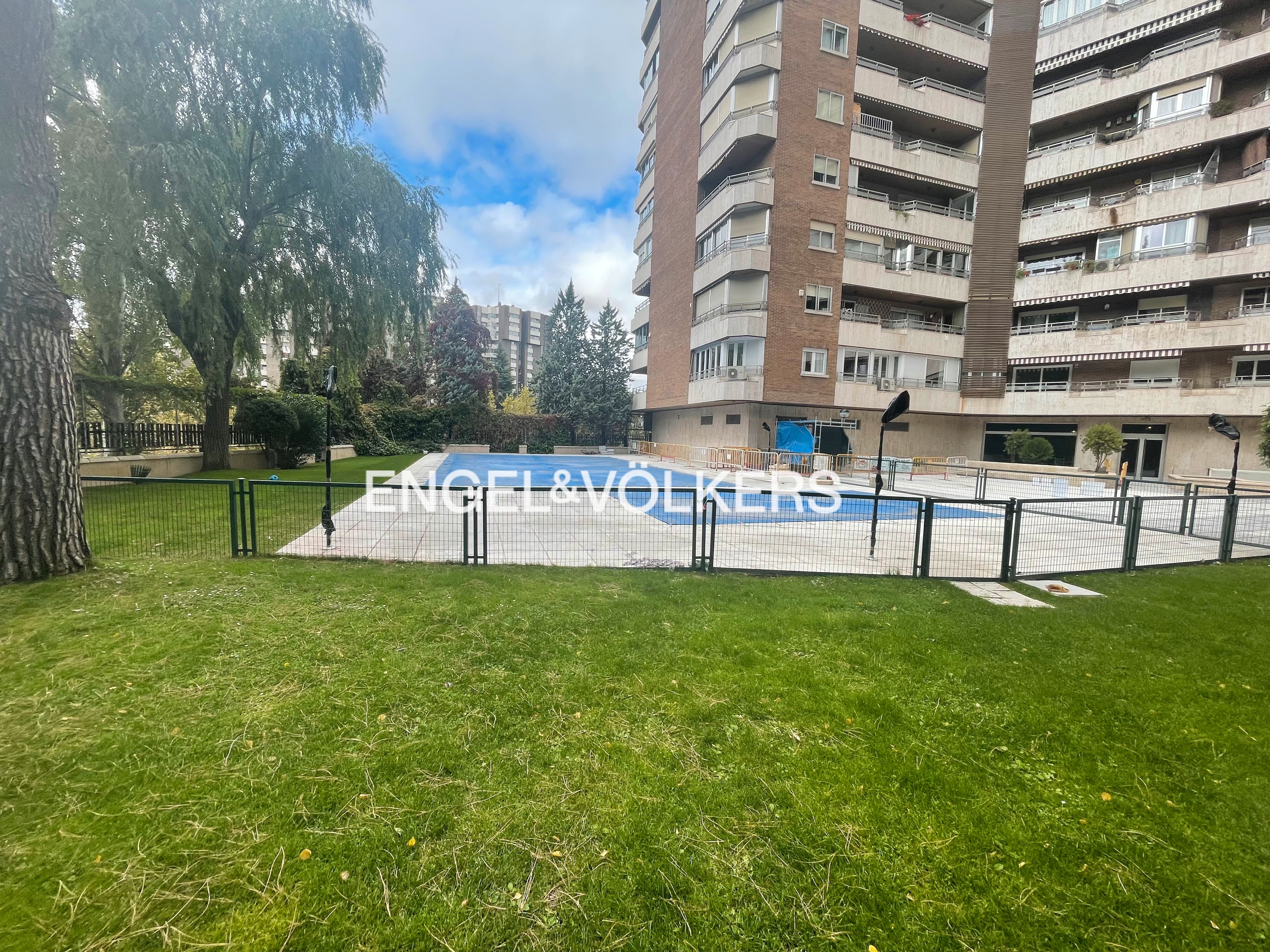 Piscina de Apartament de lloguer en  Madrid Capital amb Aire condicionat, Calefacció i Jardí privat