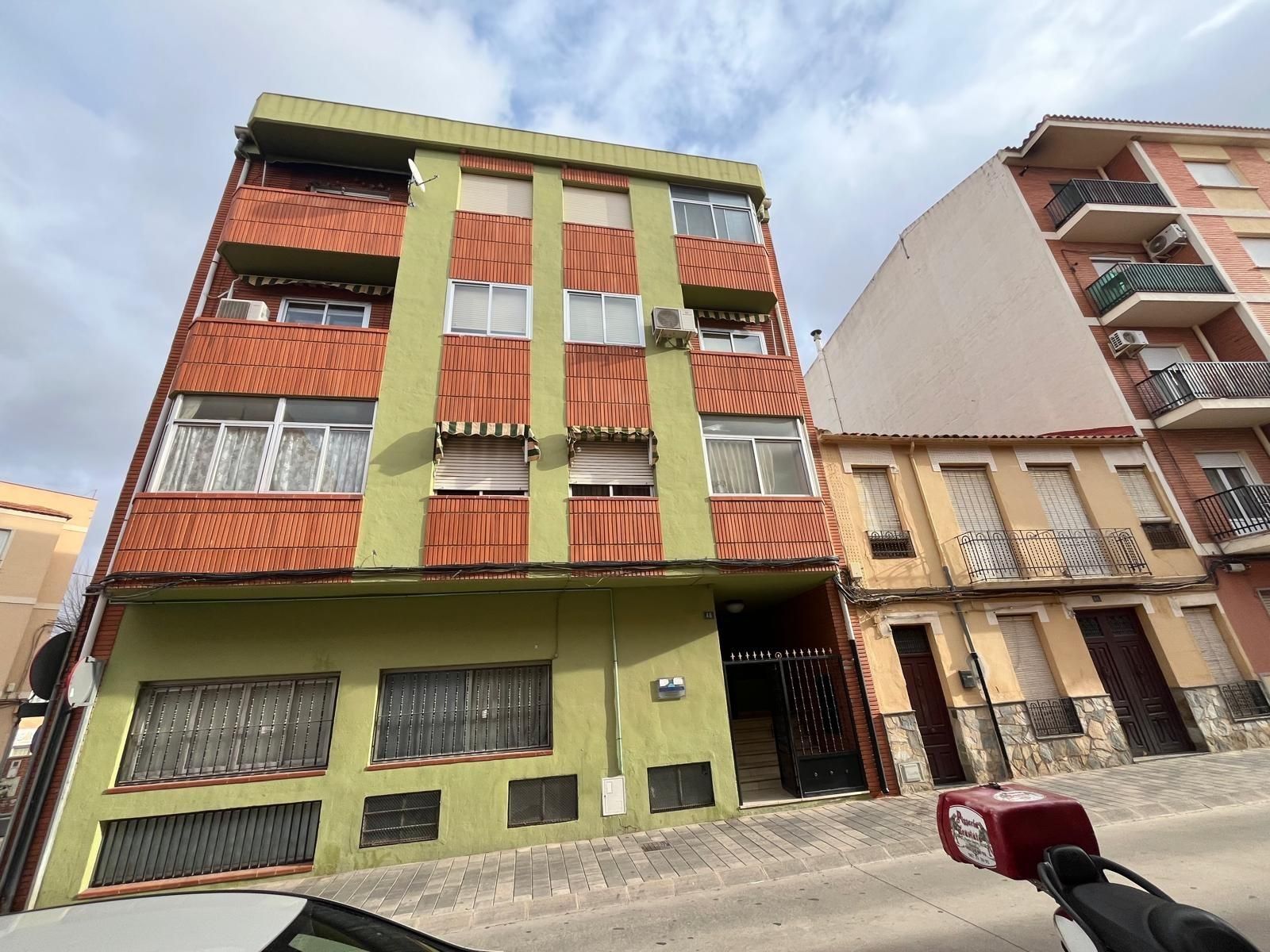 Vista exterior de Pis en venda en Almansa amb Calefacció i Balcó