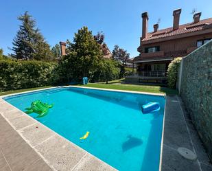 Schwimmbecken von Einfamilien-Reihenhaus miete in Pozuelo de Alarcón mit Klimaanlage, Terrasse und Schwimmbad