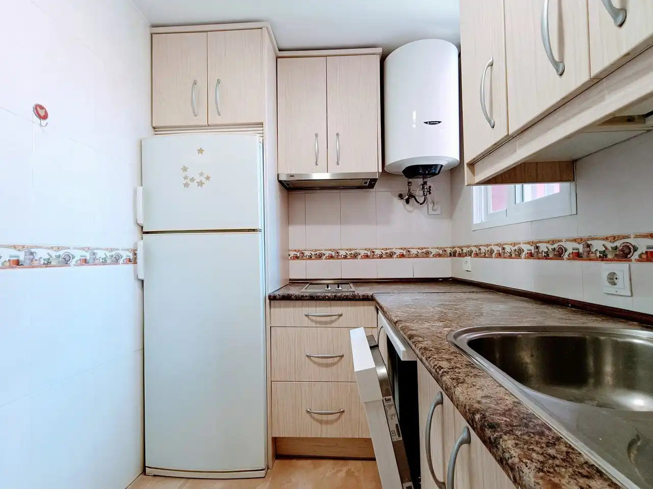 Cocina de Piso de alquiler en Madrid con Terraza y Microondas