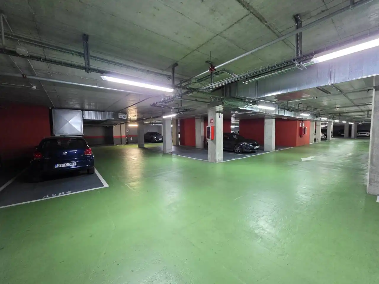 Parkplatz von Wohnungen zum Verkauf in Barcelona mit Klimaanlage, Heizung und Parkett