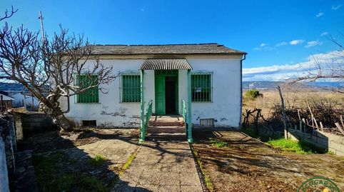 Casita con gran terreno urbano y vistas a la montaña  Oportunidad única!