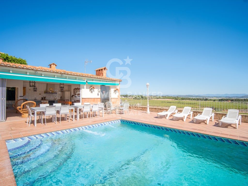Vista exterior de Casa o xalet en venda en Chiva amb Aire condicionat, Calefacció i Jardí privat