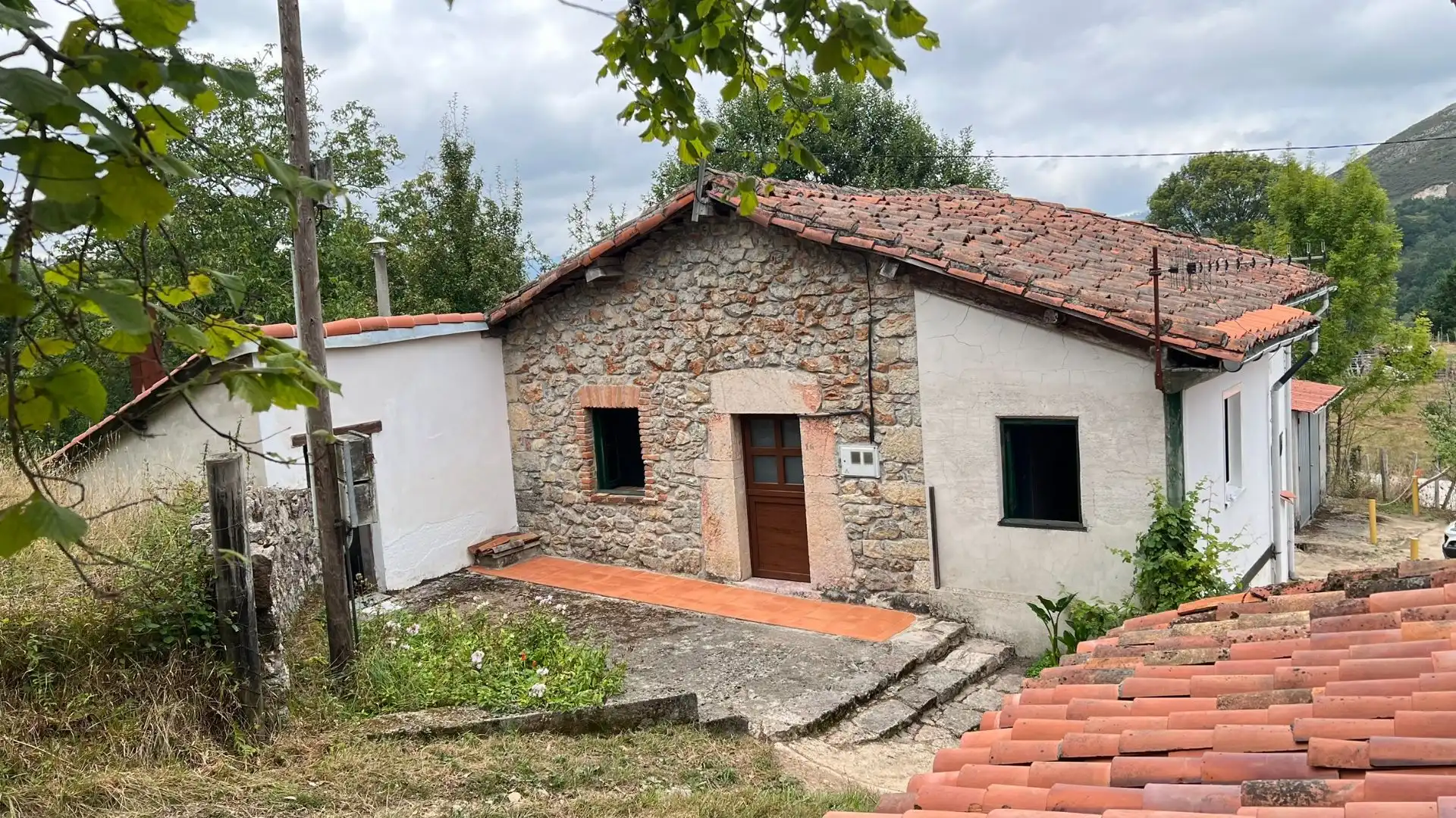 Vista exterior de Casa o xalet en venda en Cangas de Onís amb Jardí privat i Traster