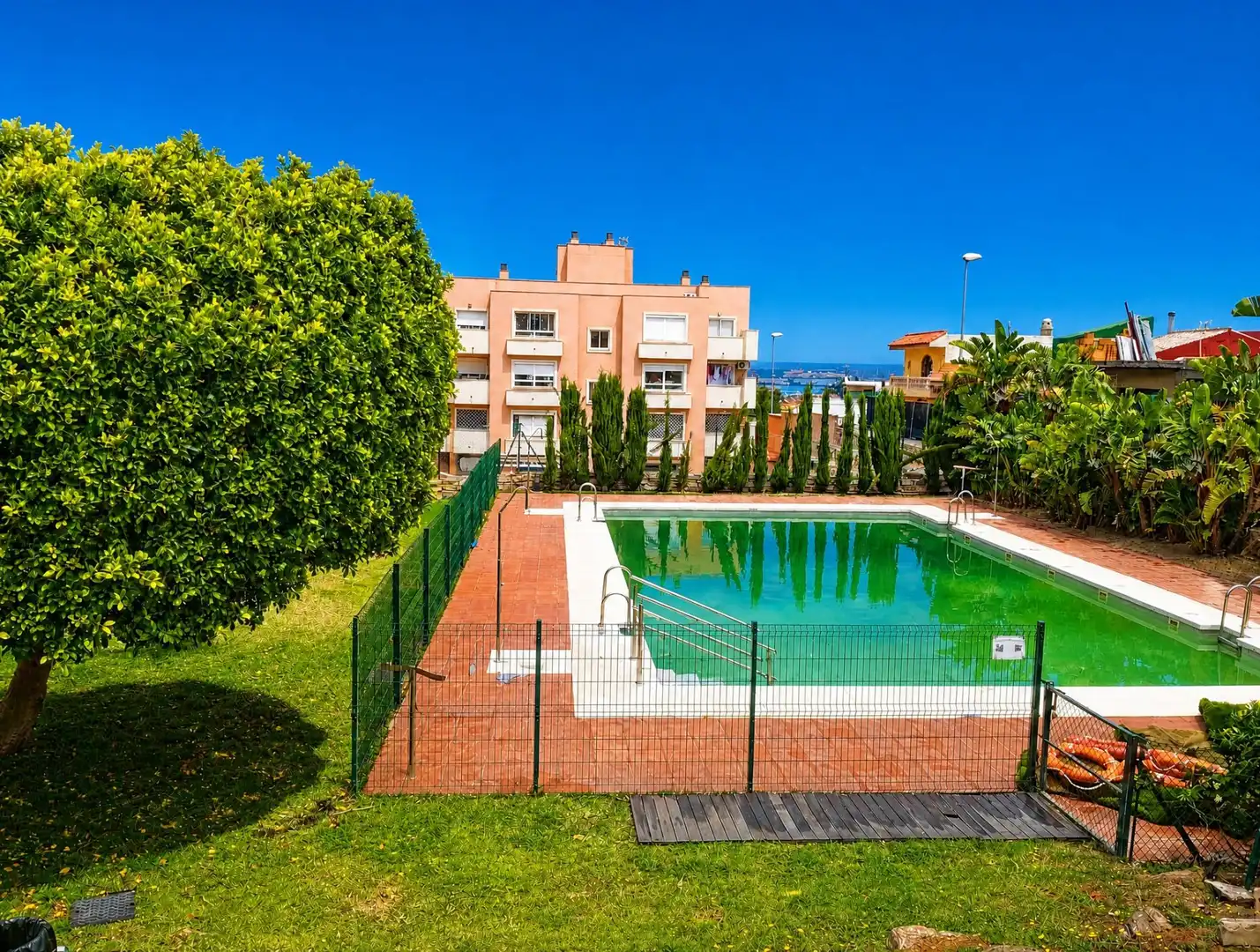 Piscina de Pis en venda en Algeciras amb Piscina comunitària