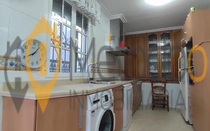 Kitchen of Single-family semi-detached for sale in  Sevilla Capital  with Air Conditioner