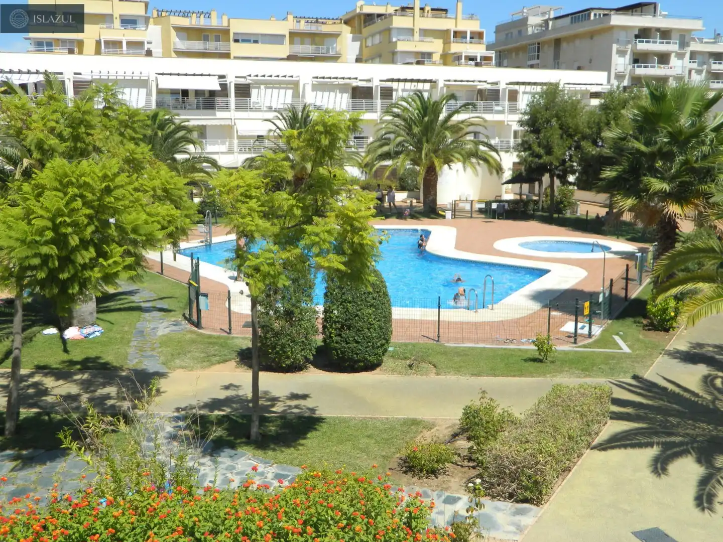 Piscina de Casa adosada en venda en Isla Cristina amb Aire condicionat, Calefacció i Jardí privat