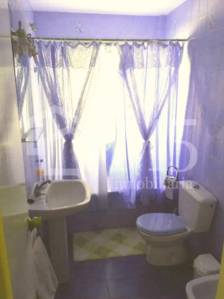 Badezimmer von Einfamilien-Reihenhaus zum Verkauf in Algarrobo mit Möbliert