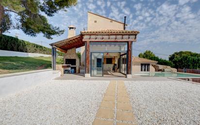 Vista exterior de Casa o xalet en venda en La Pobla de Vallbona amb Terrassa i Piscina