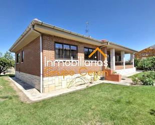 Exterior view of House or chalet for sale in Bascuñana  with Heating, Private garden and Terrace