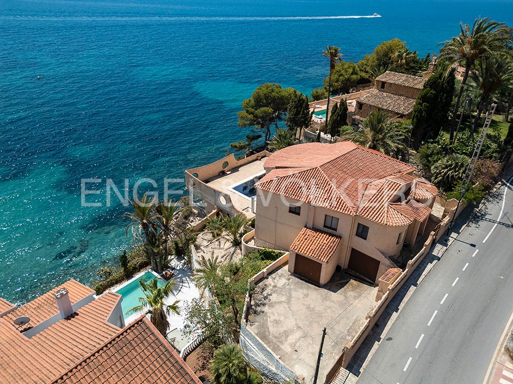 Vista exterior de Casa o xalet en venda en El Campello amb Jardí privat, Terrassa i Piscina