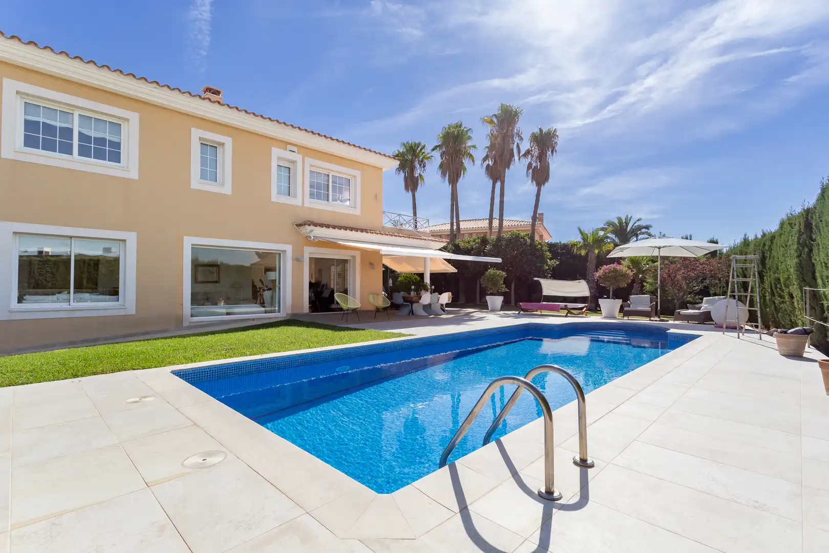 Villa con piscina in vendita a Carrer de Salvador Ventosa i Pina 1, imagen 2