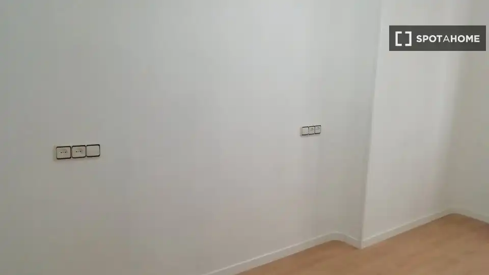 Flat for rent in Madrid  with Air Conditioner, Heating and Furnished