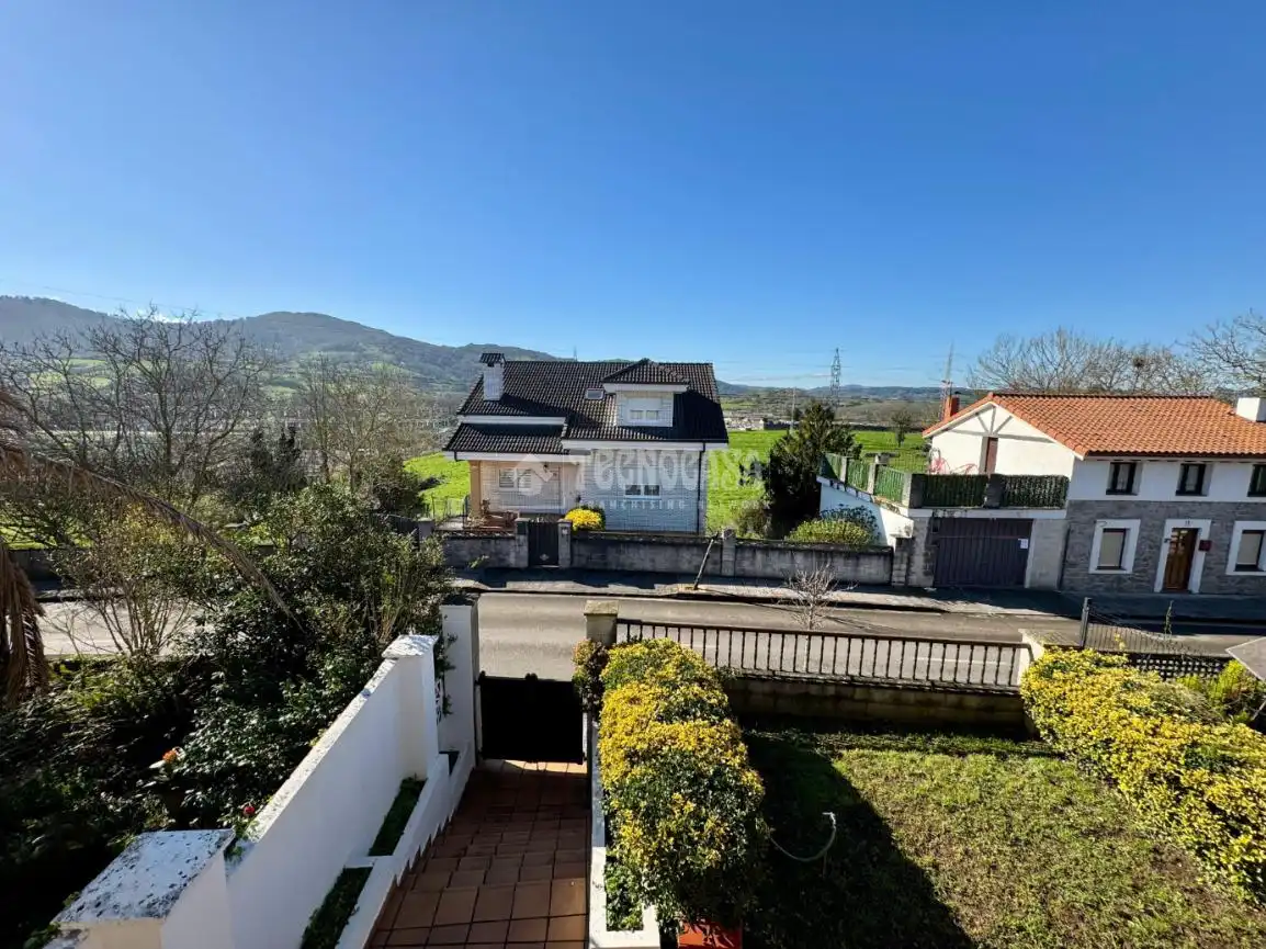 Casa adosada en venta en El Astillero
