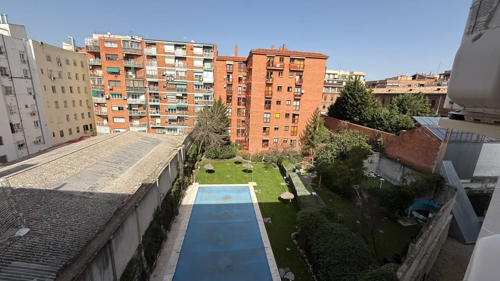 Piscina de Apartament de lloguer en Madrid amb Aire condicionat, Calefacció i Forn