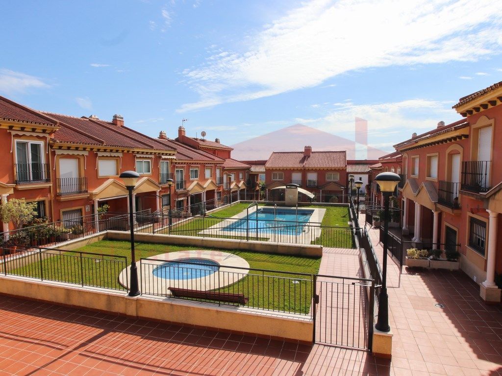 Vista exterior de Casa adosada en venda en Vélez-Málaga amb Piscina i Piscina comunitària