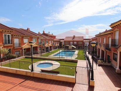 Exterior view of Single-family semi-detached for sale in Vélez-Málaga  with Swimming Pool and Community pool