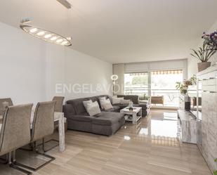 Sala d'estar de Apartament en venda en Sant Just Desvern amb Aire condicionat, Calefacció i Jardí privat