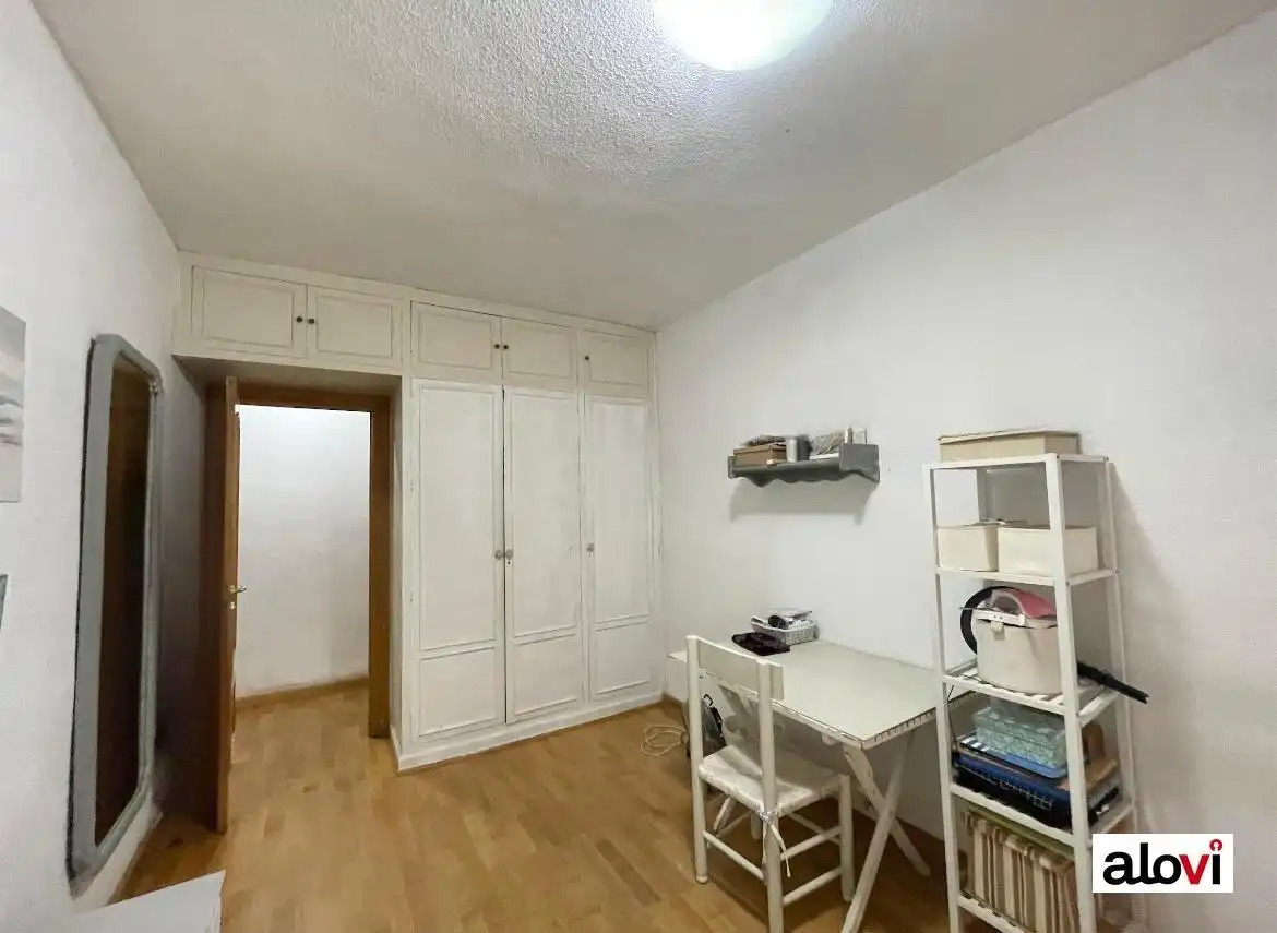 Habitación de Piso para compartir en Granada con Calefacción y Amueblado