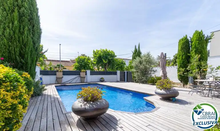 Villa mit Pool zum Verkauf in Carrer Pení