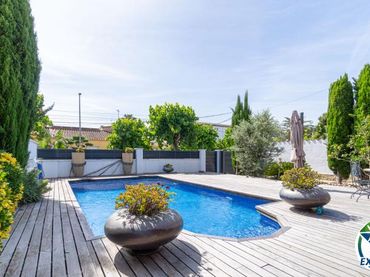Villa con piscina in vendita a Carrer Pení