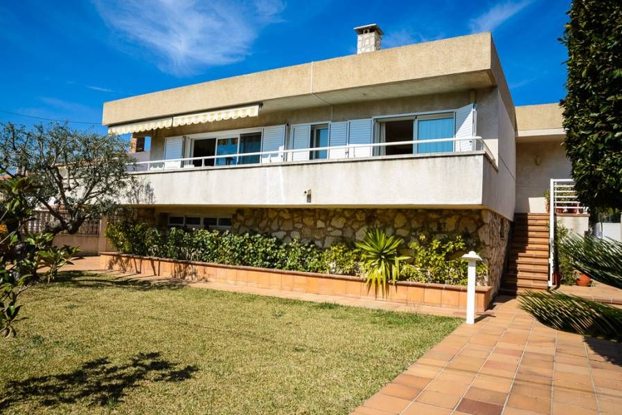 Vista exterior de Casa o xalet en venda en Calafell amb Calefacció, Jardí privat i Terrassa