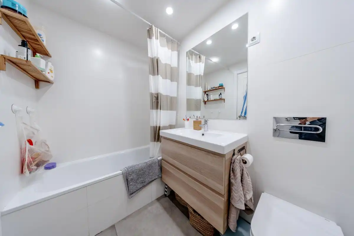 Badezimmer von Wohnung zum Verkauf in Madrid mit Klimaanlage, Heizung und Privatgarten