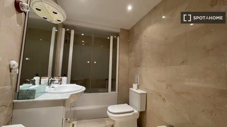 Baño de Apartamento para compartir en Alcalá de Henares con Aire acondicionado, Terraza y Amueblado